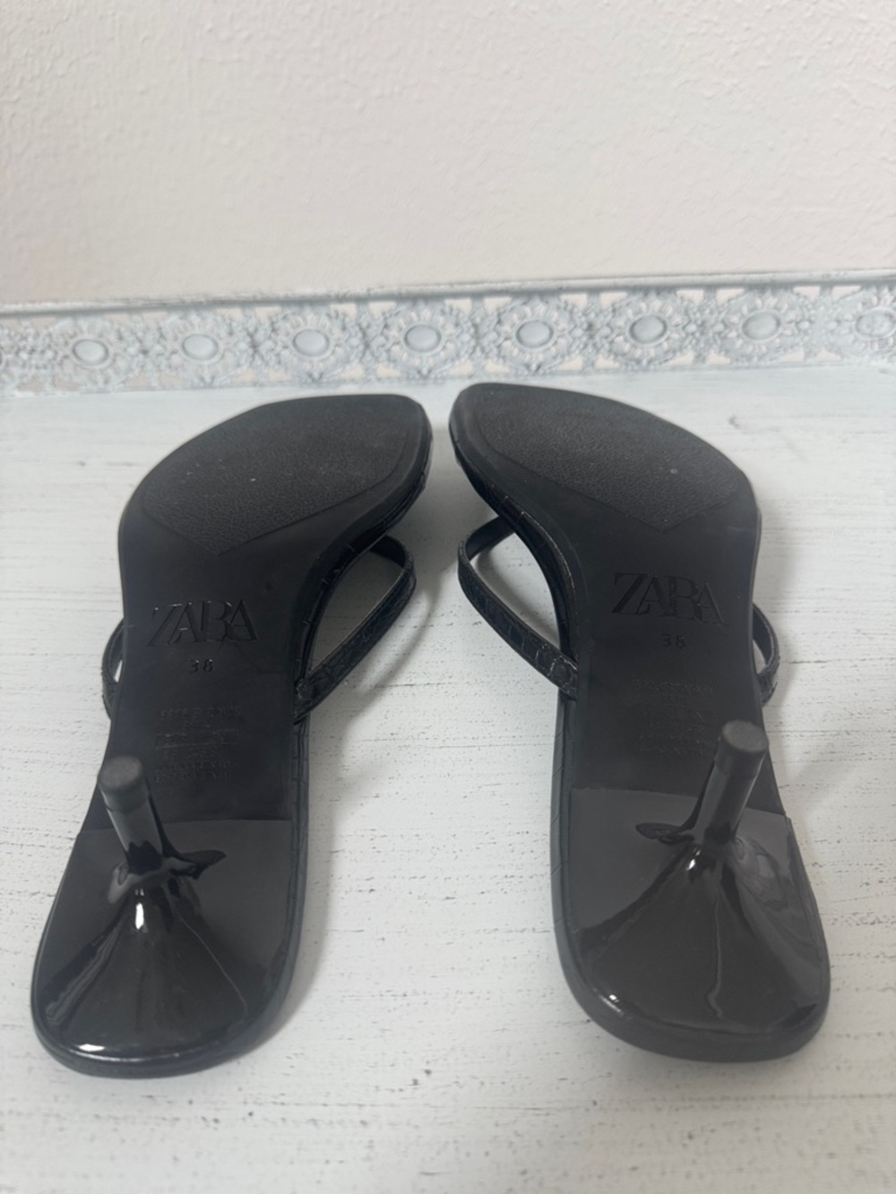 LIKE NEW ❤️Zara Black Patent Thong Kitten Heel Sandal - Picture 3 of 6